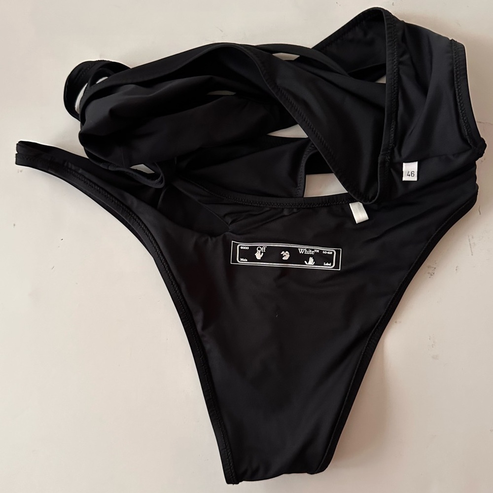 OFF-WHITE Cut Out Bikini Set
Black cut out with OFF stamp in white at front - Picture 5 of 6